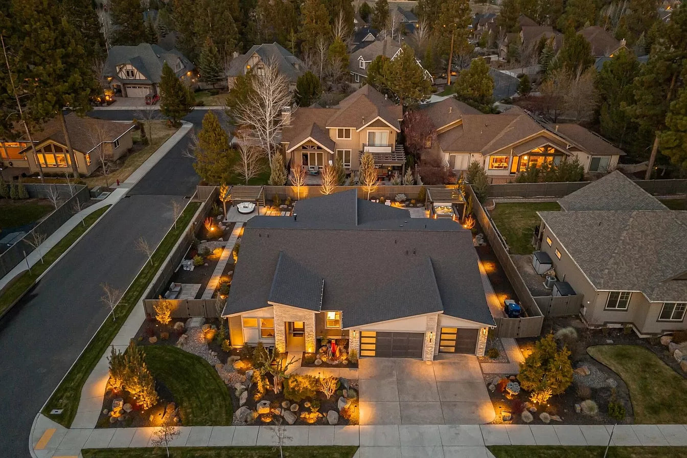 The Ultimate Landscape Lighting Guide – Structure & Tree